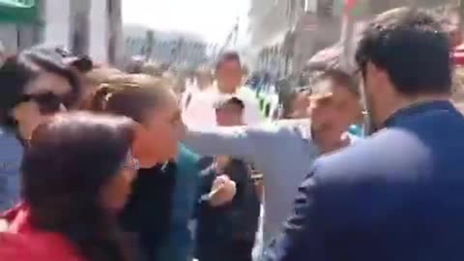 Un hombre acosa y toquetea a la presidenta de México en plena calle