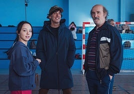 Diego San José entre Carla Quílez y Javier Cámara en el rodaje de 'Yakarta',