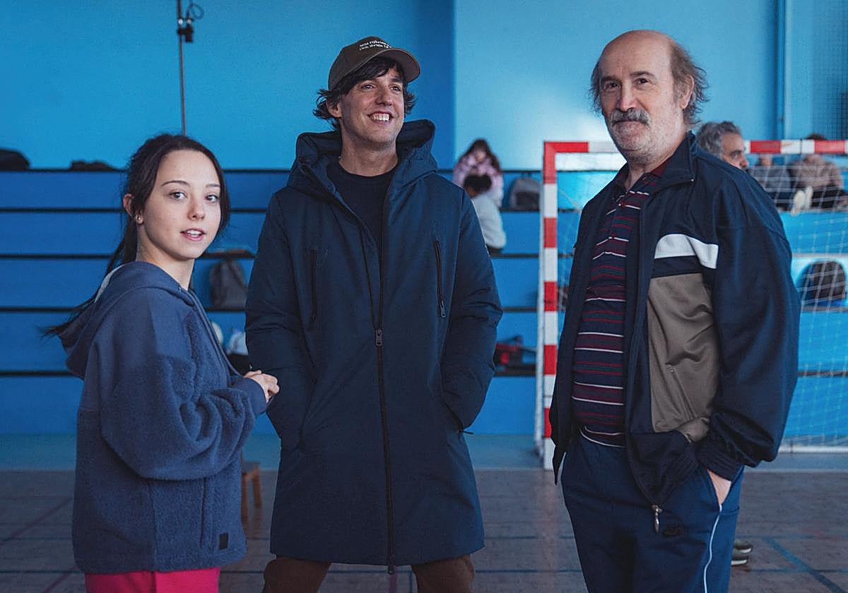 Diego San José entre Carla Quílez y Javier Cámara en el rodaje de 'Yakarta',