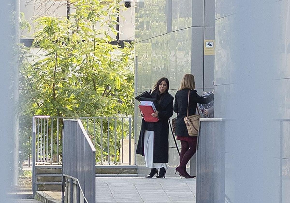 Beatriz Biedma entra en los juzgados de Badajoz.