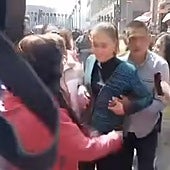 Un hombre manosea e intenta besar a la presidenta de México en plena calle