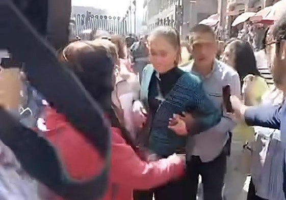 Un hombre manosea e intenta besar a la presidenta de México en plena calle