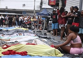 Varios cadáveres de las víctimas del operativo policial de hace dos semanas en Río.