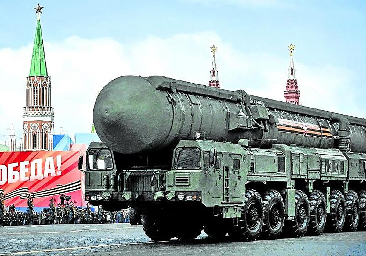 Imagen de un misil balístico durante un desfile militar en Moscú.