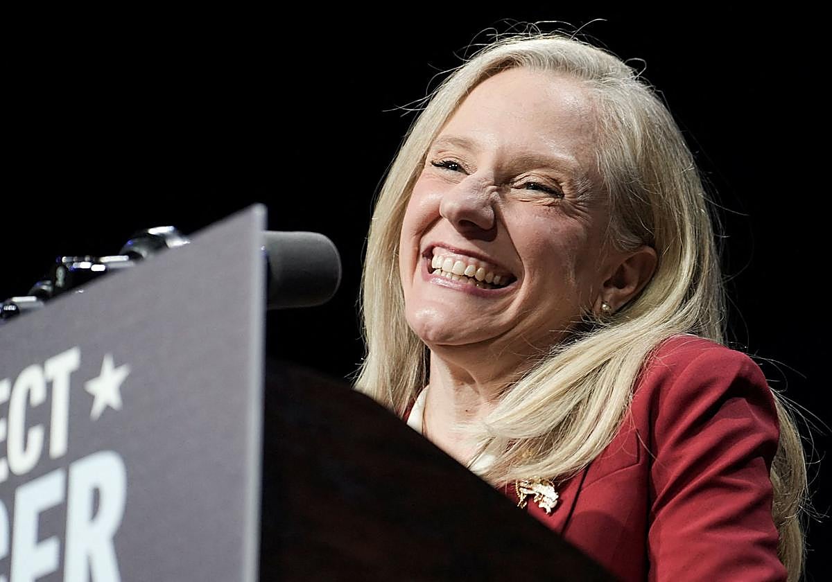 Abigail Spanberger, futura gobernadora de Virginia, sonríe tras su victoria electoral.