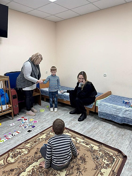 La estrella de Hollywood ha visitado un hospital infantil, un refugio antiaéreo y ha vestido un chaleco antibalas.