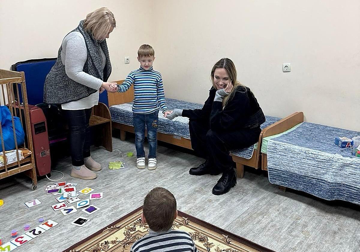 La estrella de Hollywood ha visitado un hospital infantil, un refugio antiaéreo y ha vestido un chaleco antibalas.