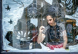 La ilustradora vitoriana intervino un escaparate en la calle Dato este julio.