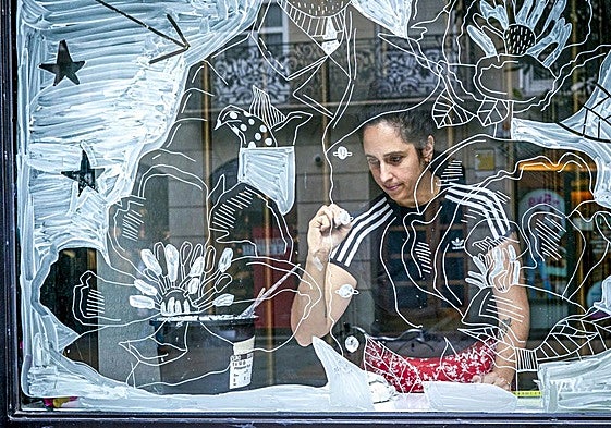 La ilustradora vitoriana intervino un escaparate en la calle Dato este julio.