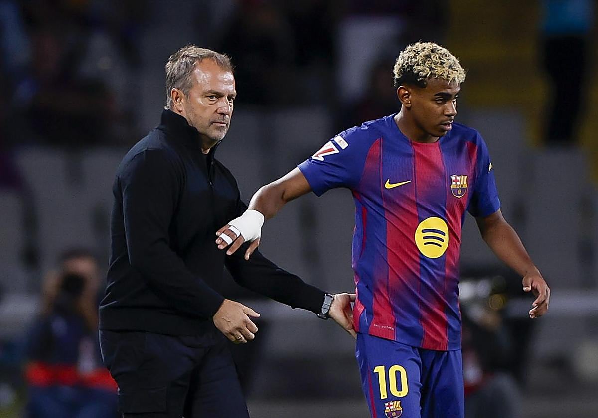 Lamine Yamal, ante la mirada atenta de Hansi Flick.