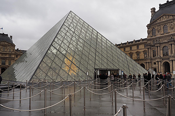 Vista exterior del museo del Louvre