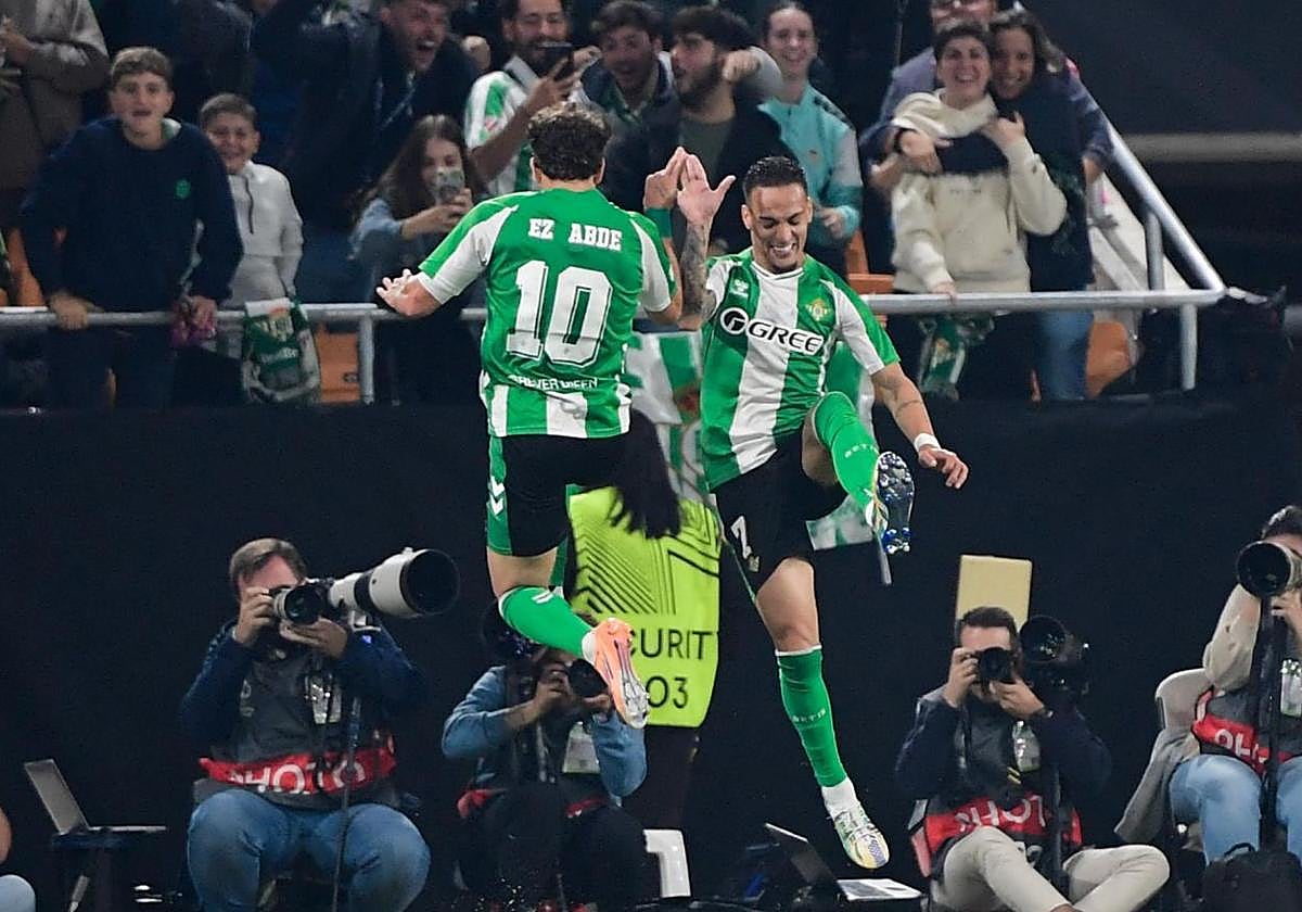 Antony y Abde celebran el gol del brasileño.