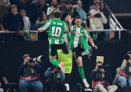 Antony y Abde celebran el gol del brasileño.