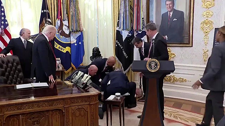 Un hombre se desmaya en el Despacho Oval durante un acto de Trump