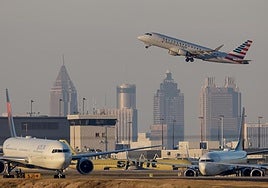 Aviones hacen cola en el aeropuerto de Atlanta para poder despegar.