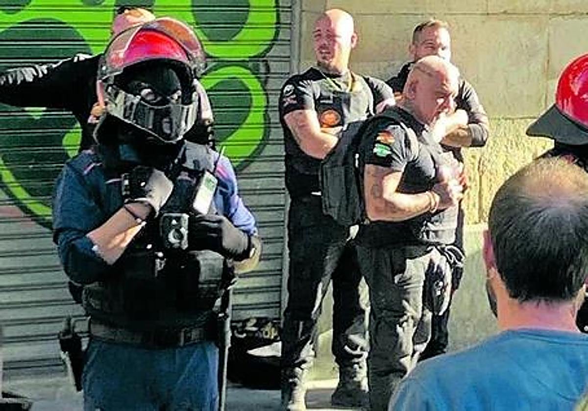 La Ertzaintza desplegó varias patrullas el lunes en la zona de San Francisco por la tensión que provocó la llegada de la empresa Horus Desokupa.