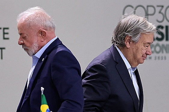 Lula da Silva, a la izquierda, anfitrión de la COP30, se retira tras saludar y dar la palabra a Antonio Guterres en la cumbre.