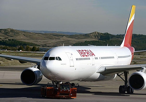 Un avión de Iberia en el aeropuerto de Barajas.