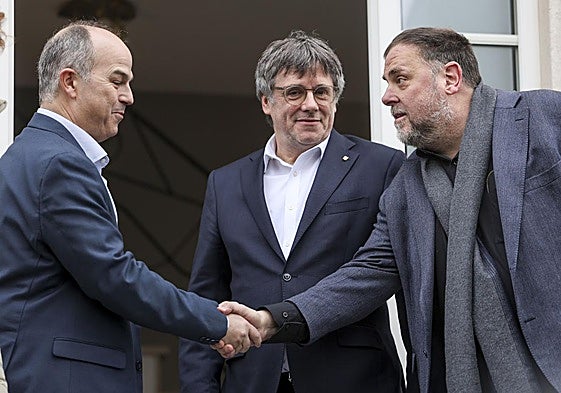 Jordi Turull, Charles Puigdemont y Oriol Junqueras en Waterloo.