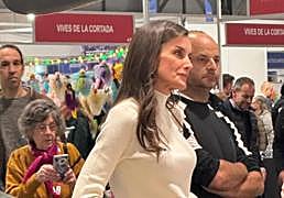 La salida sorpresa de Letizia: se va de compras sostenibles con un 'look' con pantalones campana y botines de punta