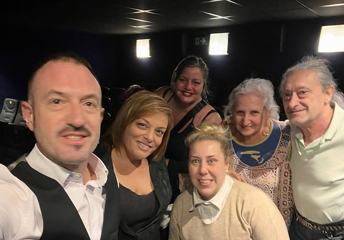 Alex 0'Dogherty con las cinco personas que aparecieron en su espectáculo.