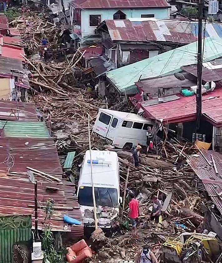 Imagen secundaria 2 - El ejército filipino traslada a una víctima en camilla en la localidad de Liloan; las olas azotan la playa de Quy Nhon antes de la llegada del tifón a la provincia de Gia Lai (Vietnam); vehículos amontonados tras el paso de 'Kalmaegi' por la ciudad de La Carlota (Filipinas.)