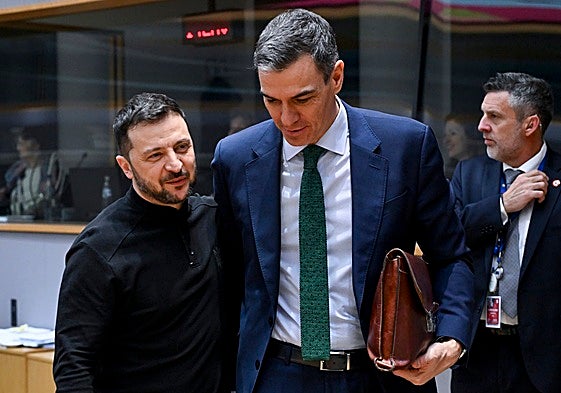 Pedro Sánchez y Volodimir Zelenski conversan durante la reunión extraordinaria del Consejo Europeo en Bruselas el pasado 6 de marzo