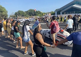 Activistas climáticos protestan en la sede de la COP30, en Belém, Brasil, este jueves.