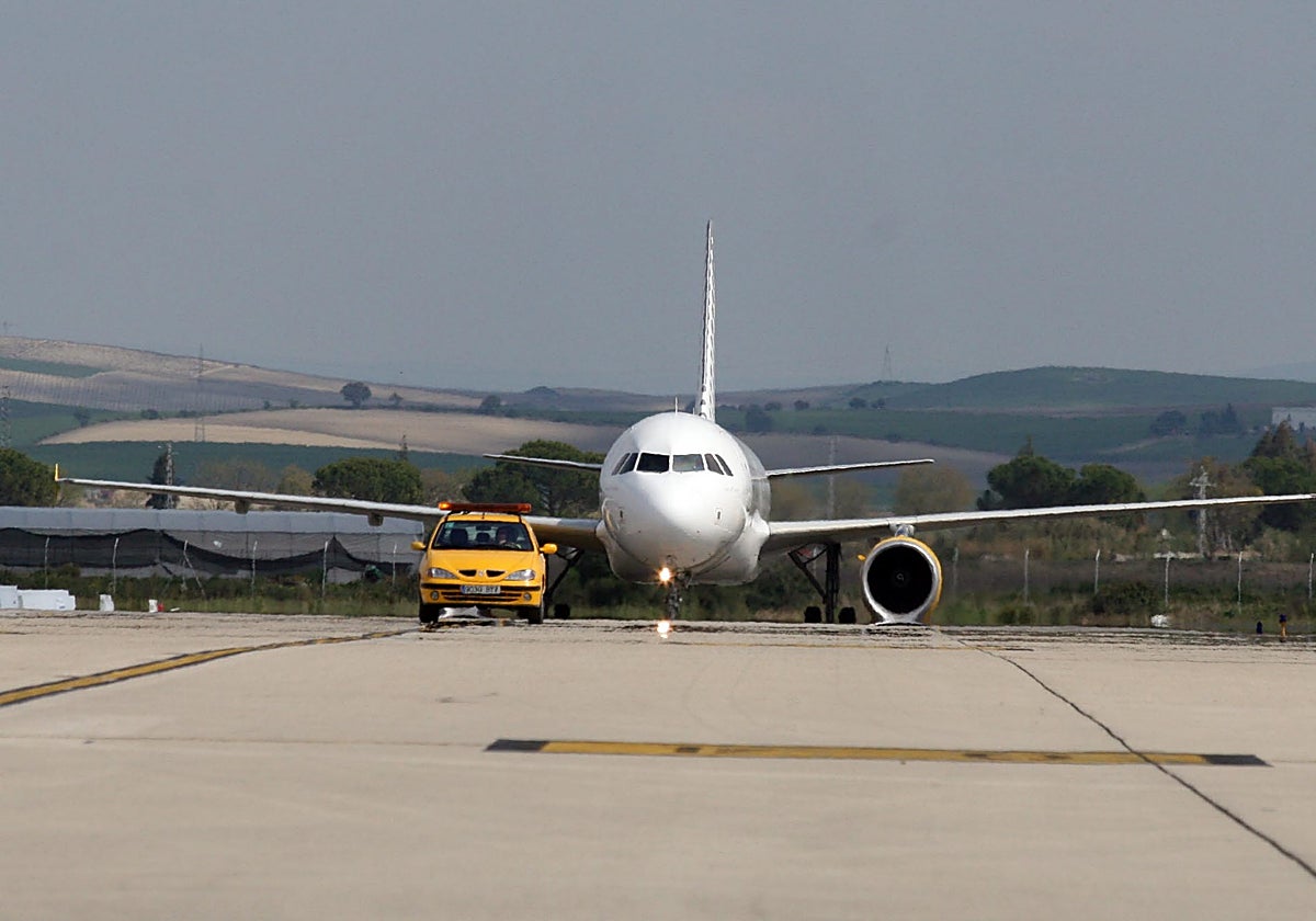 Un avión de la compañía Vueling despega de un aeropuerto andaluz.