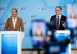 Los líderes de la ultraderechista Afd, Alice Weidel y Tino Chrupalla, en una rueda de prensa.