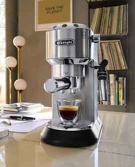 Consigue café de barista en casa con la cafetera de bomba Dedica De'Longhi