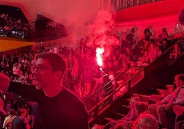 Un activista prende una bengala en la sala de conciertos de la Filarmónica de París.