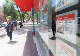 Un escaparate de una inmobiliaria.