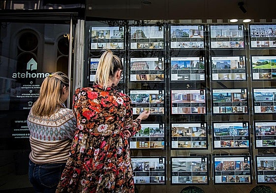 Anuncios de viviendas en una inmobiliaria.