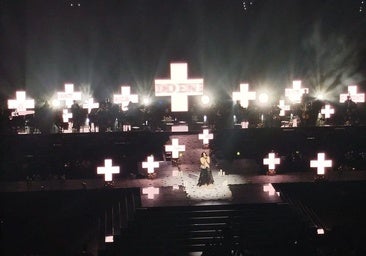 Rosalía revoluciona la alfombra roja del Roig Arena de Valencia