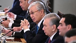 El presidente de Kazajstán, Kassym-Jomart Tokayev, habla durante una cena en la Casa Blanca junto a otros líderes de Asia Central.