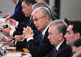 El presidente de Kazajstán, Kassym-Jomart Tokayev, habla durante una cena en la Casa Blanca junto a otros líderes de Asia Central.