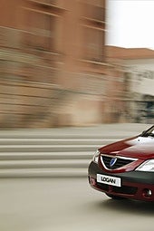 Louis Schweitzer, un guardia civil, y el Dacia Logan