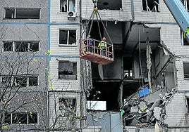 Enorme boquete provocado por un proyectil ruso en un edificio de Dnipró.