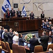 Benjamín Netanyahu saluda en el Parlamento frente a Donald Trump.