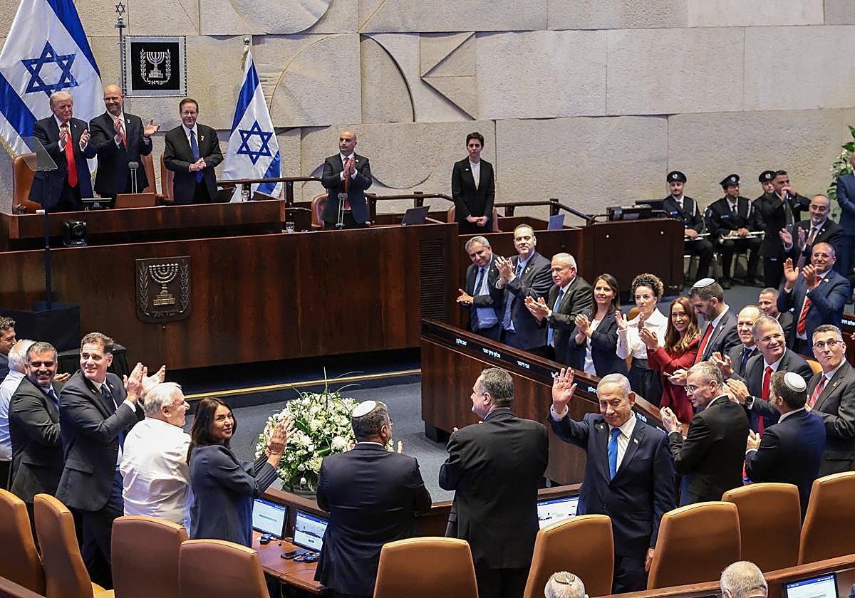 Benjamín Netanyahu saluda en el Parlamento frente a Donald Trump.