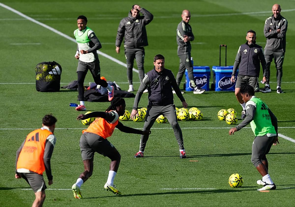 Xabi Alonso demands intensity from his players in Saturday's training session.