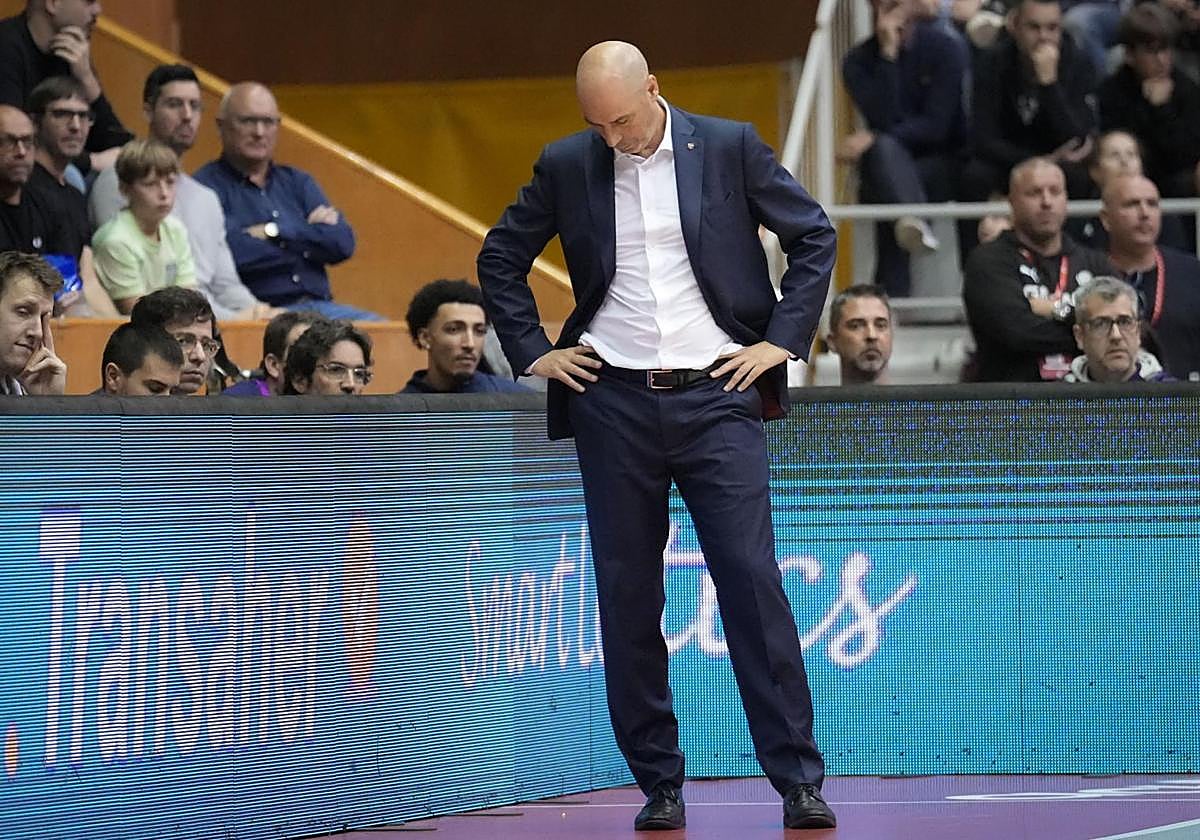 Joan Peñarroya, cabizbajo en su último partido al frente del Barça.