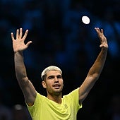 Carlos Alcaraz celebra su victoria ante Alex De Miñaur.