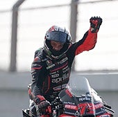 Marco Bezzecchi celebra su victoria en el GP de Portugal.