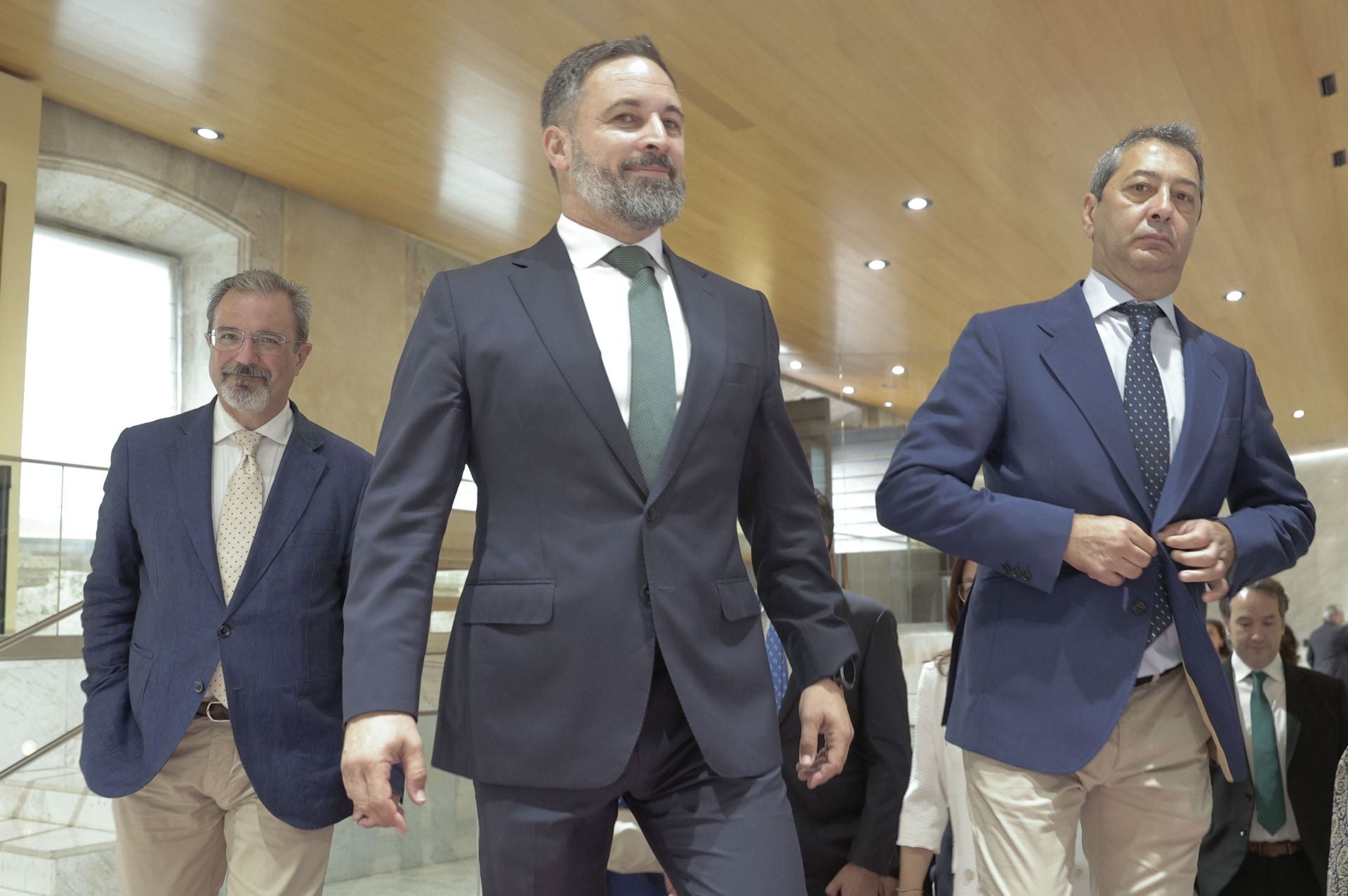 Santiago Abascal, con los diputados de Vox en la Comunidad Valenciana Carlos Flores (izq.) y Vicente Barrera (dcha.).