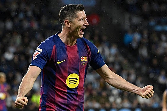 El polaco Robert Lewandowski celebra uno de sus goles ante el Celta.