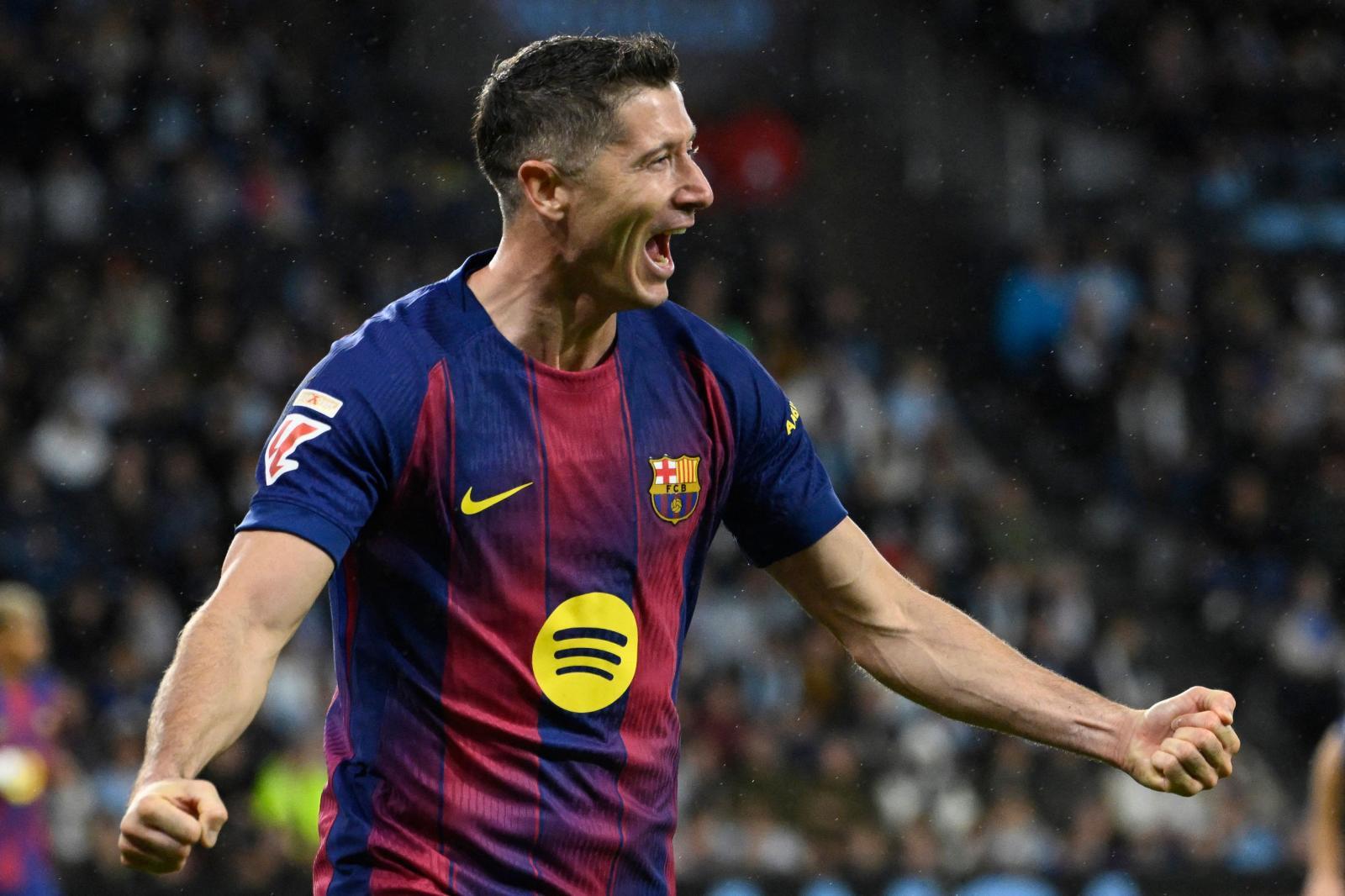 El polaco Robert Lewandowski celebra uno de sus goles ante el Celta.