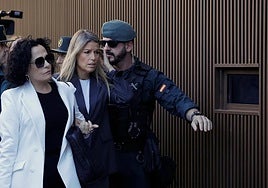 La periodista Maribel Vilaplana a la entrada de los Juzgado de Catarroja para su declaración judicial.