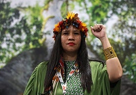 Una mujer, miembro de una comunidad indígena brasileña, llega a Belém para estar presente en la COP30.